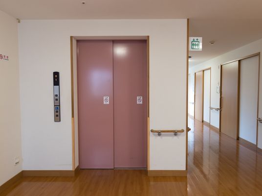広い廊下のエレベーター