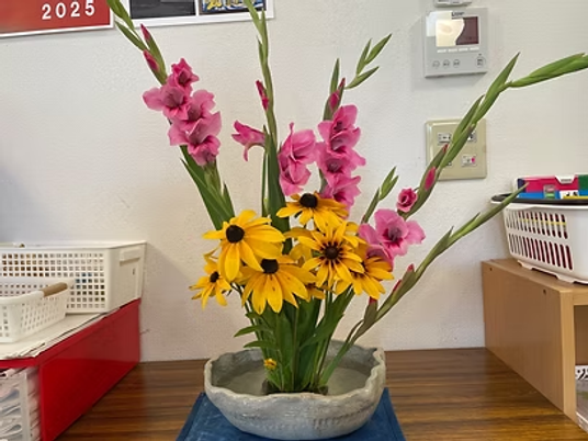 華やかな花の飾りのある室内  
