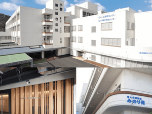 白い建物の外観  
