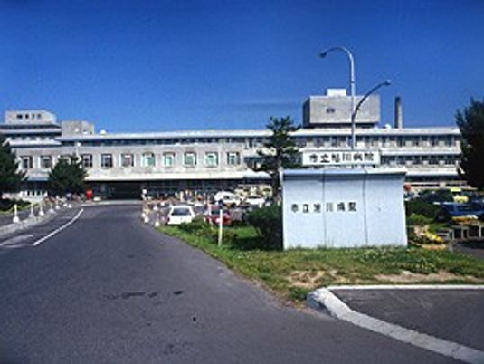 病院前の看板と建物外観  
