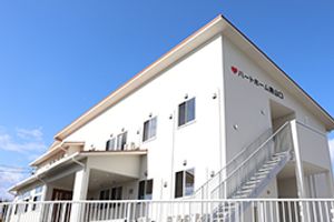 白い建物の外観