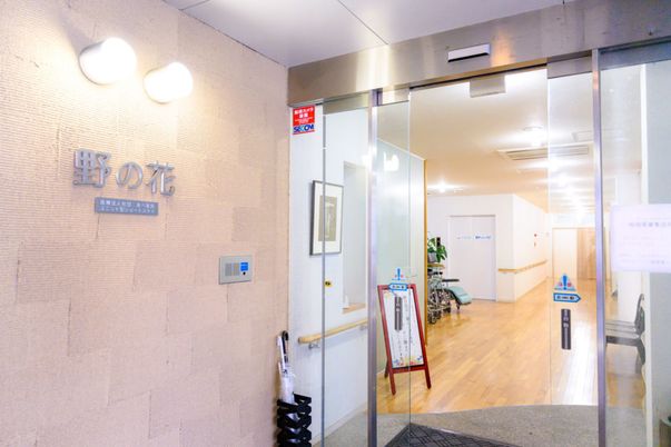 自動ドアの廊下