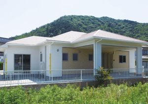 緑に囲まれた外観