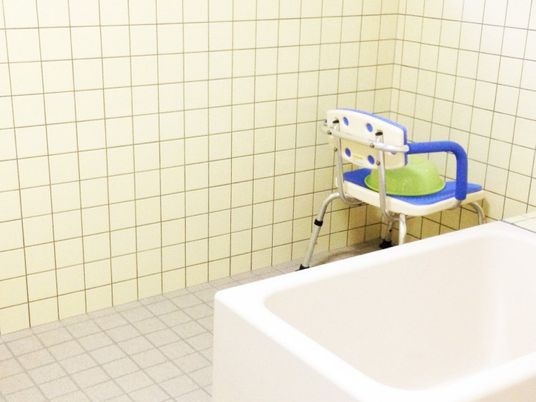 浴室の介助椅子  