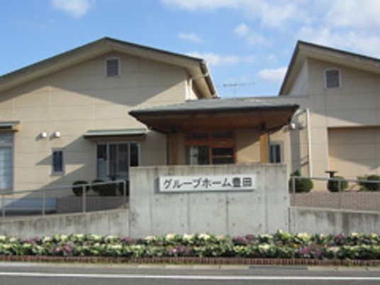 明るい外観の建物入口