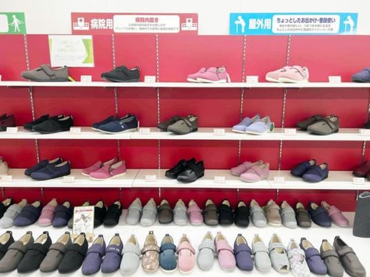 並ぶ介護用の靴売り場