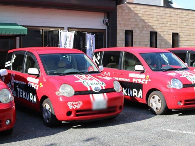 施設の送迎車両 外観 施設の送迎車が並んでおり、地域の送迎サービスを拡充しています。運転もスムーズに行えます。