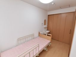居室のベッドと洗面台