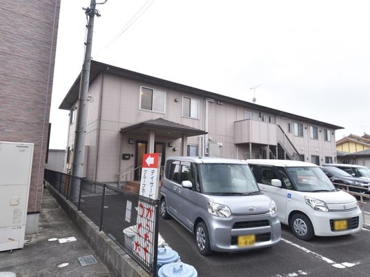 施設の外観と駐車場