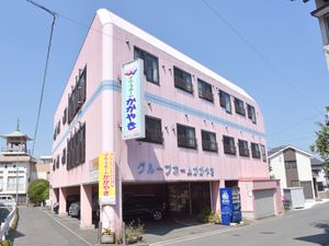 ピンクの建物外観