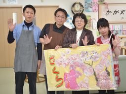 スタッフと手作りの掲示物