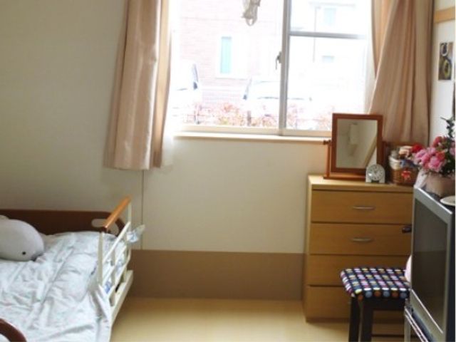 明るい個室の一角 居室 日当たりが良く暖かい雰囲気の居室です。個々の生活スペースを大切にする配慮が感じられます。