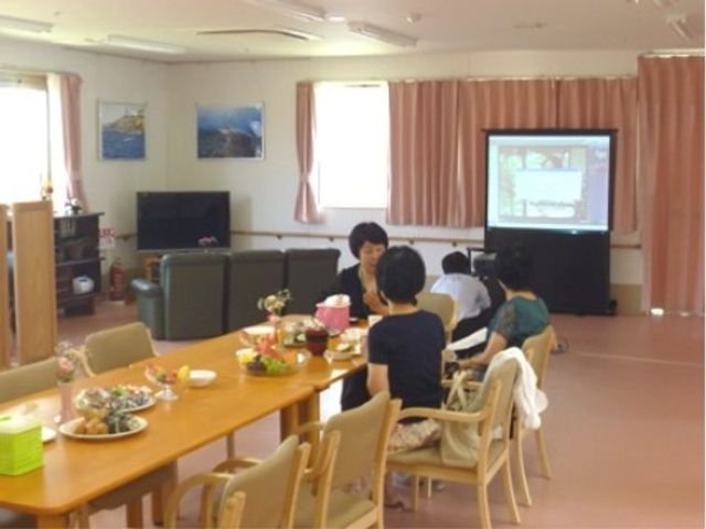 居心地の良い共有スペース 食堂 共有ラウンジでは、居住者が集い、くつろぎながら交流を深めている様子が伺えます。楽しいひと時を提供することで、日々の生活に潤いを加えています。