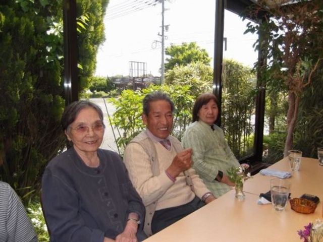 笑顔のお年寄り三人組 レクリエーション 採光豊かなダイニングで、笑顔あふれるひとときを。植物に囲まれたテーブルで、日々の食事がより楽しいものになります。