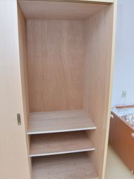 シンプルな木製クローゼット