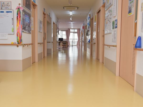 明るい廊下と掲示物