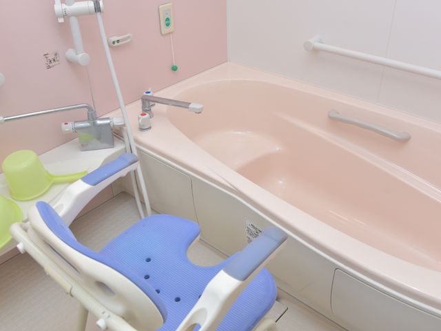 バリアフリー対応の浴室 お風呂 手すりやシャワーチェアが設置されている、使い勝手の良い浴室です。安全に配慮した造りで、利用者の快適な入浴をサポートします。
