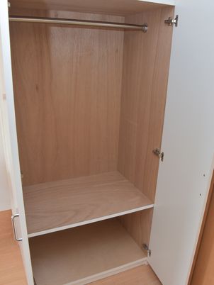 木製の空のクローゼット
