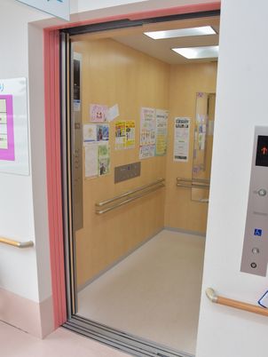 エレベーターの入口