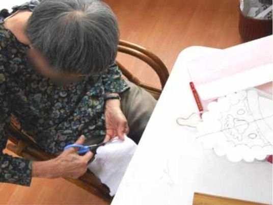手芸を楽しむ高齢者