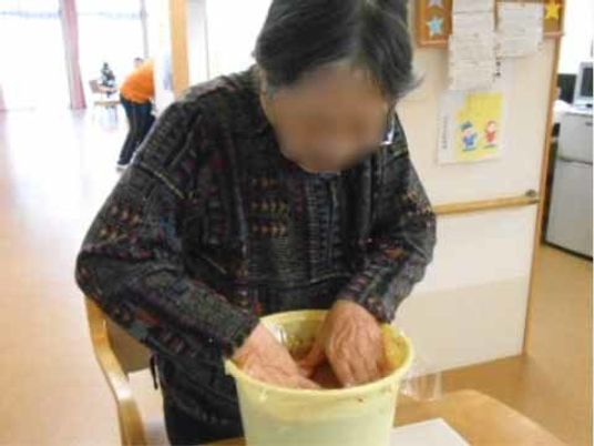手作業をする高齢者