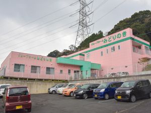 ピンクの建物と駐車場