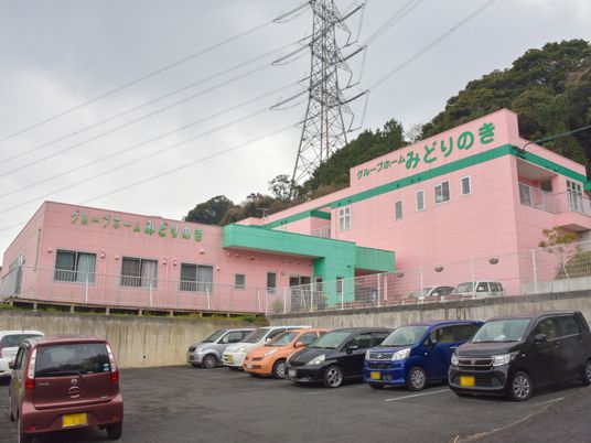 ピンクの建物と駐車場