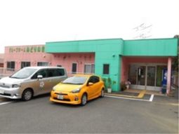 明るい色の外壁の建物