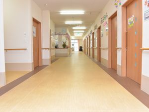 広々とした明るい廊下