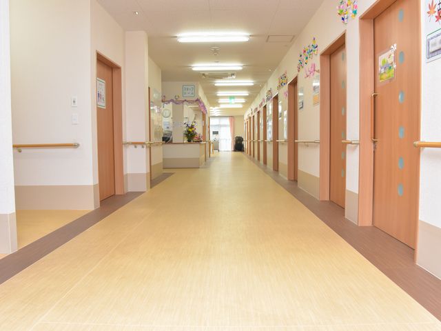 広々とした明るい廊下 廊下 ゆとりある廊下は、手すりが整っており、日々の移動も安心して行える造りになっています。壁には季節感を感じさせる装飾が施され、心地よい空間を演出しています。