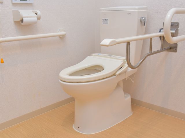 バリアフリートイレ設備 トイレ 安全を配慮した設計のトイレです。手すりが設置され、安定した立ち上がりを支えます。