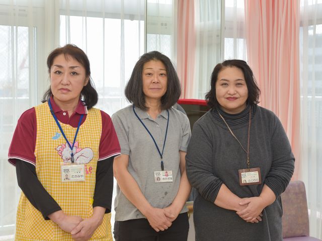 スタッフ３人並ぶ様子 スタッフ 明るい表情のスタッフが皆様をお迎えします。専門知識を持ったチームで、あたたかい支援を提供しています。