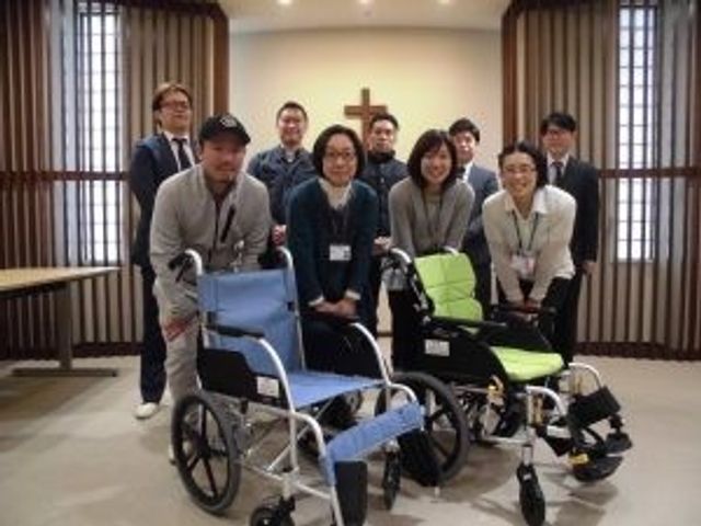 車椅子と職員の集合  