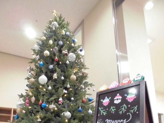クリスマス装飾のロビー  