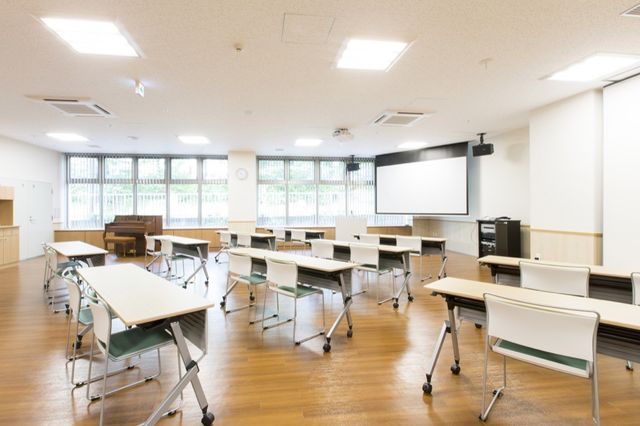 広い机と椅子の部屋