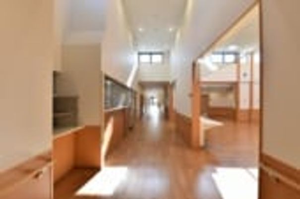自然光が降り注ぐ廊下