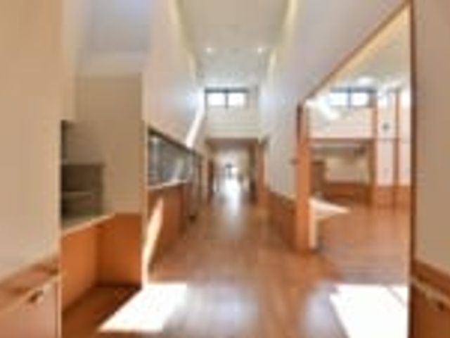 自然光が降り注ぐ廊下 廊下 明るい廊下は、自然光がたっぷりと入り、清潔感と開放感があります。スタッフが快適に移動しやすい設計です。