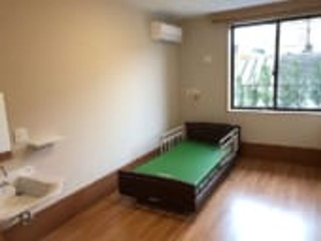 ベッド付きの居室 居室 窓から自然光が差し込み、明るい居室内です。快適な住環境が整っています。