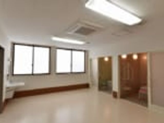 自然光あふれる空間 内観 明るい光が差し込む広々とした共有スペースです。リラックスできる環境を重視しています。