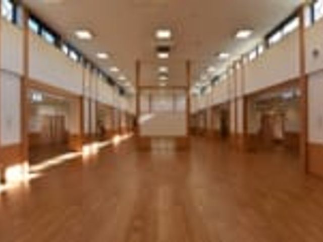 明るく広い多目的室 多目的室 自然光が豊かに差し込む広々とした空間です。多目的に利用でき、快適に過ごせます。