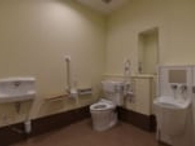 清潔で広いトイレ トイレ 手すりが設置された清潔なトイレは、安心して利用できます。バリアフリー対応で安全です。