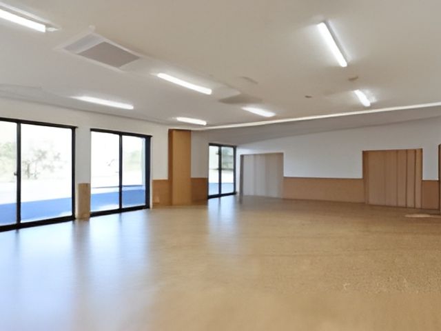 広々とした多目的室 多目的室 広々としているので、自由に楽しいアクティビティを行えます。大きな窓から自然光が差し込み、明るい雰囲気です。