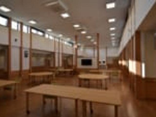高い天井の広間 多目的室 高い天井と開放的な設計が特徴のスペースです。様々な用途で使用可能なエリアとなっています。