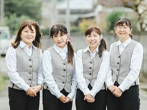 スタッフの集合外観  