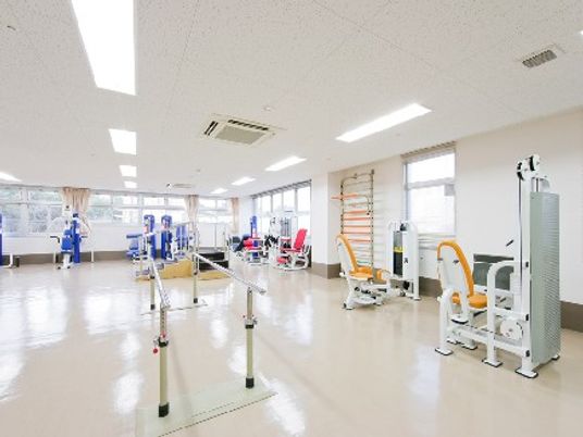 機能訓練器具のある室内  