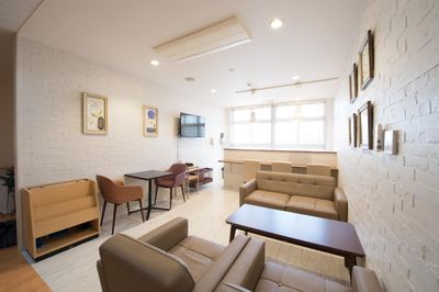 暖かみのあるラウンジ空間