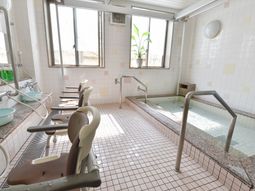 明るい浴室設備