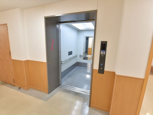 清潔感のあるエレベーター前
