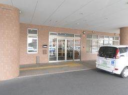 エントランスの明るい外観
