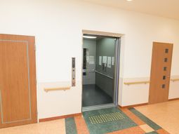 床の案内表示とエレベーター